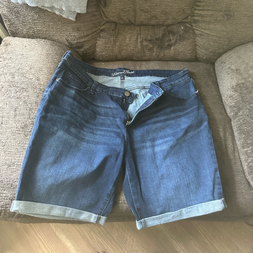 Universal Thread 22W Bermuda Jean shorts